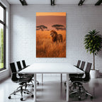 Lion In Grassy Field During Sunset Mit Silhoütten Von Bäumen