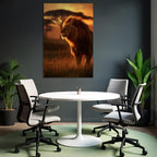 Löwe Im Sonnenuntergang Mit Bäumen Und Graslandschaft