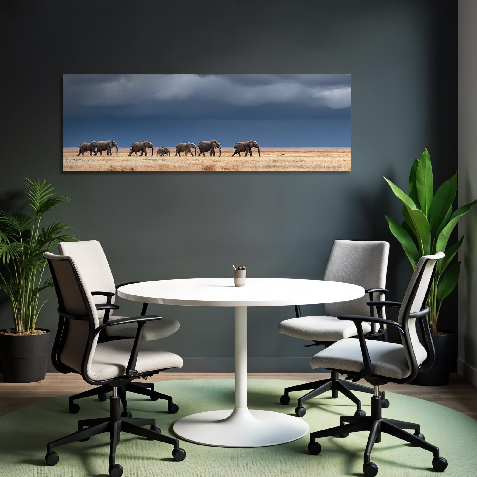Elefanten Schreiten Durch Eine Grüne Landschaft Unter Einem Dramatischen Himmel