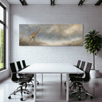 Giraffe In Der Natur Mit Hohem Gras Unter Einem Wolkigen Himmel