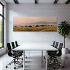 Herde Von Bison In Der Grünen Landschaft Mit Bergen Im Hintergrund