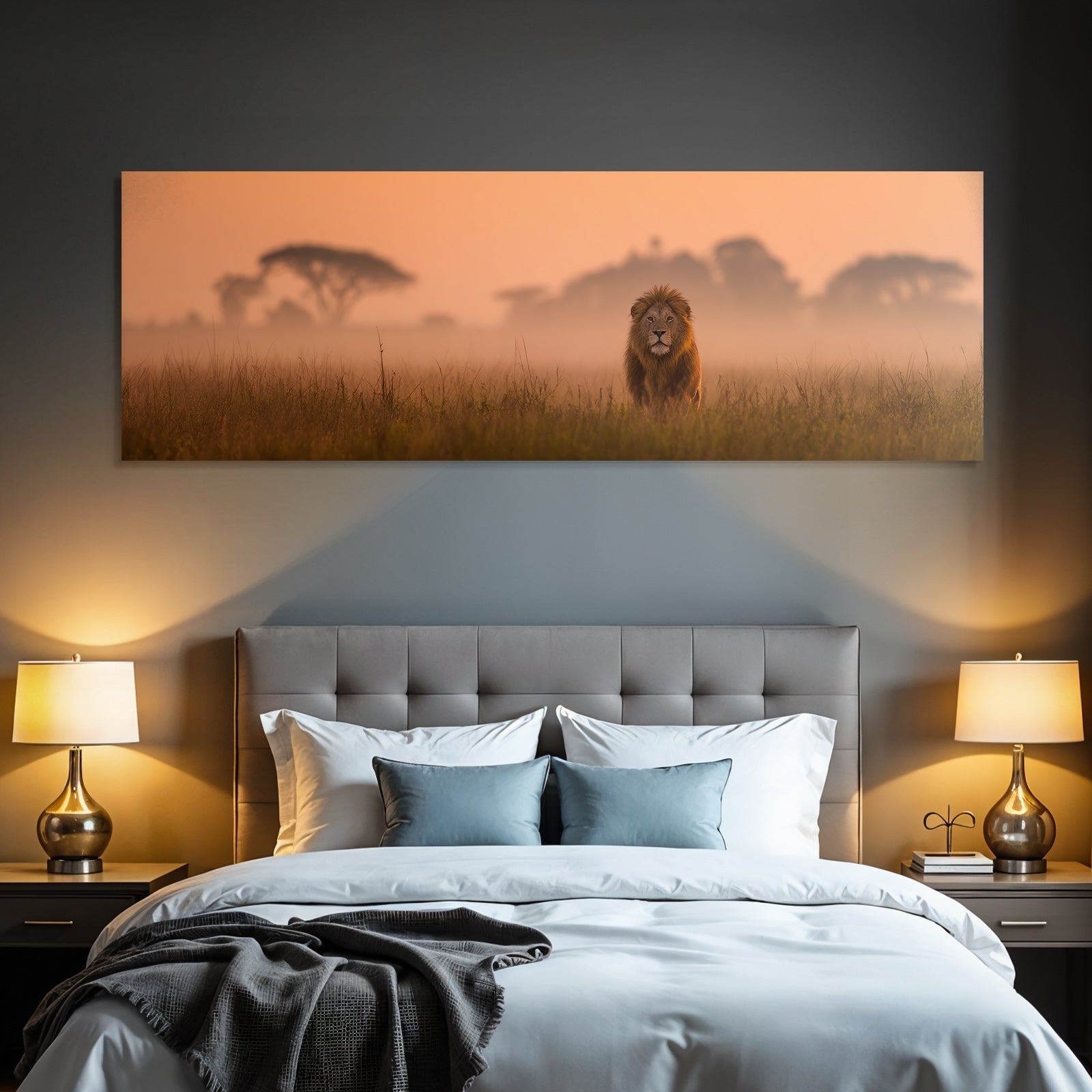 Lion Im Feld Bei Sonnenuntergang Mit Nebeligem Hintergrund