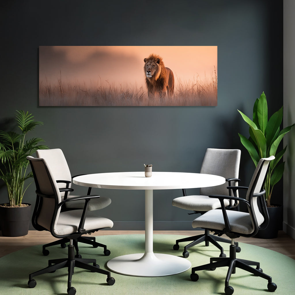 Lion In Nebligem Landscape Während Sonnenaufgang Oder Sonnenuntergang
