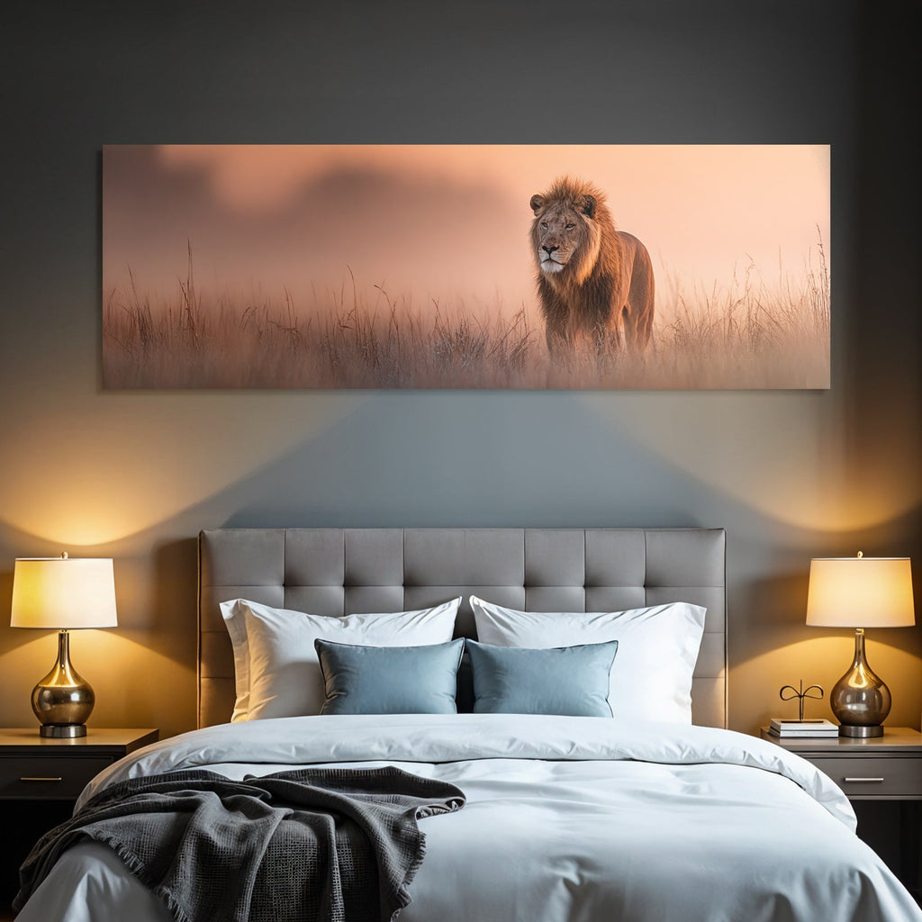 Lion In Nebligem Landscape Während Sonnenaufgang Oder Sonnenuntergang