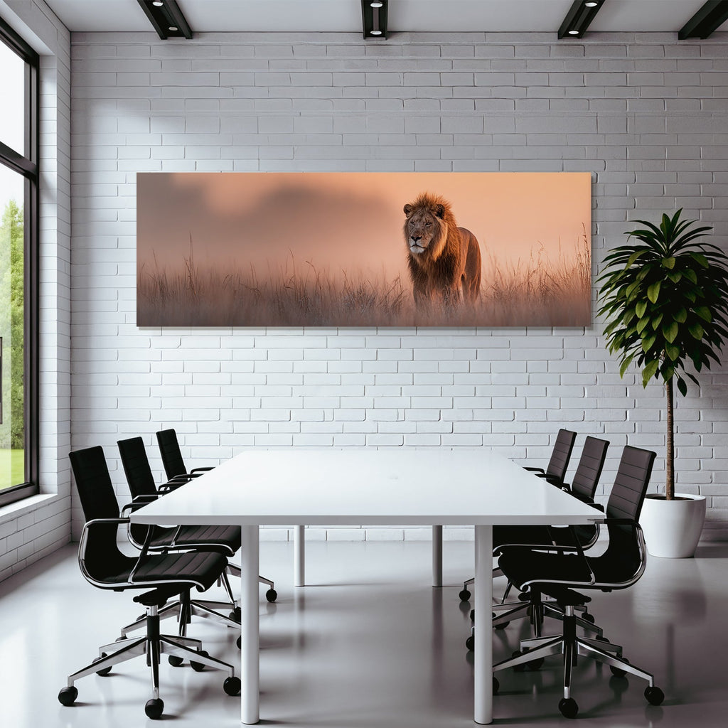 Lion In Nebligem Landscape Während Sonnenaufgang Oder Sonnenuntergang