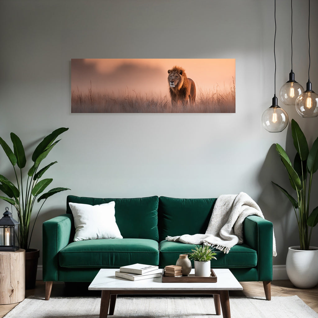 Lion In Nebligem Landscape Während Sonnenaufgang Oder Sonnenuntergang