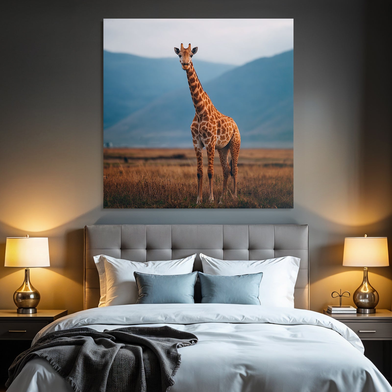 Giraffe In Der Savanne Mit Entfernten Bergen Und Himmel