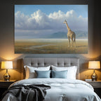Giraffe In Der Landschaft Mit Bergen Himmel Und Wolken
