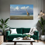 Giraffe In Der Landschaft Mit Bergen Himmel Und Wolken