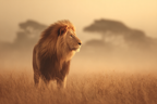 Löwe In Der Grünen Landschaft Bei Sonnenaufgang Oder Sonnenuntergang | Safari und Wildtiere | Tiere