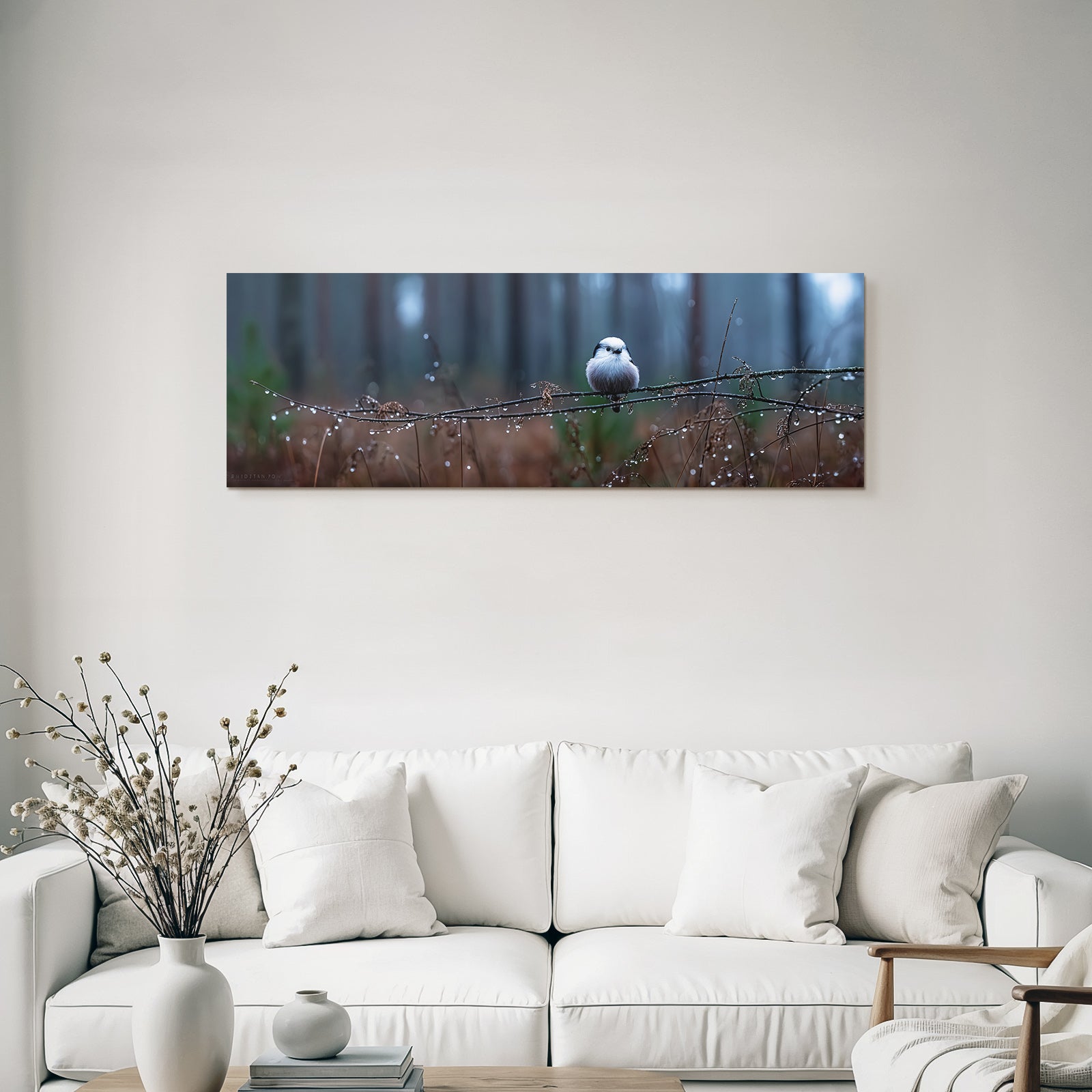 Vogel Auf Einem Ast Im Nebligen Wald Mit Wassertropfen