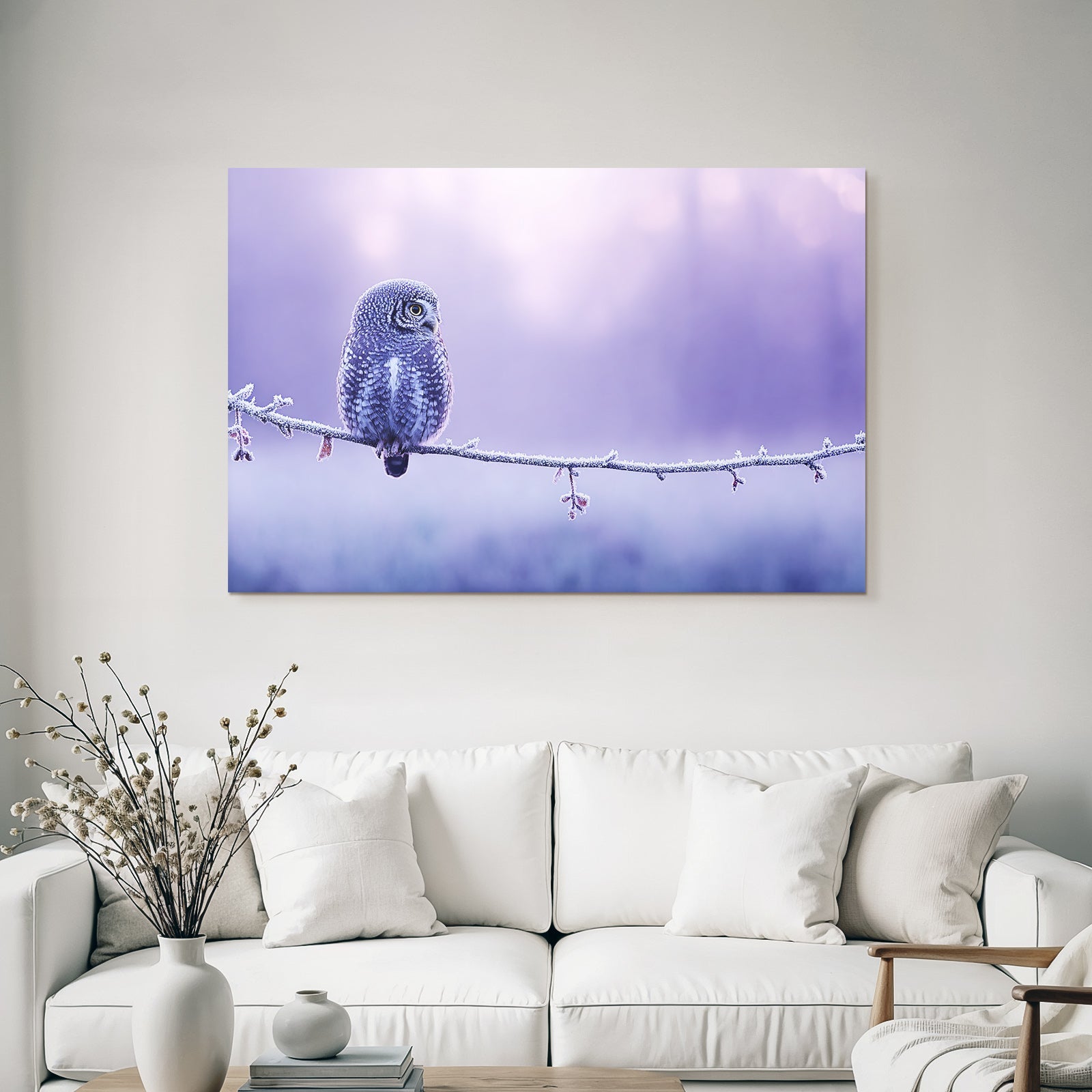 Kleine Eule Auf Frostigem Zweig Mit Lila Hintergrund