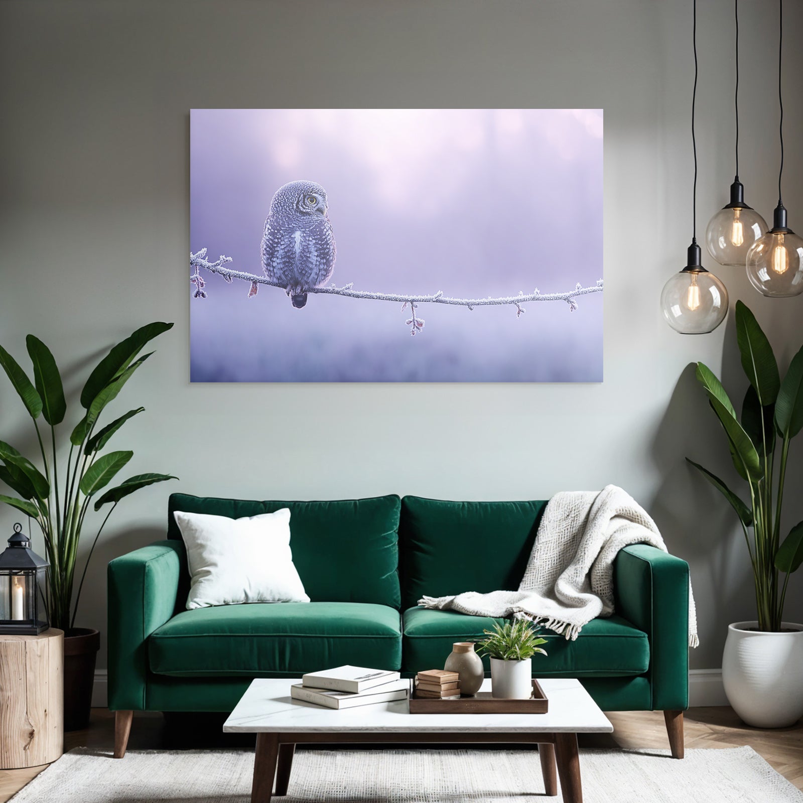 Kleine Eule Auf Frostigem Zweig Mit Lila Hintergrund