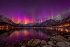 Polarlicht Aurora Borealis Über Einem See Mit Schneebedeckten Bergen | Fjorde und Gletscher | Landschaften