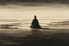 Yoga Meditation Figura Sitzend Am Ufer In Natur Reflexion Selbstbetrachtung | Yoga und Meditation | Themen und Hobbys