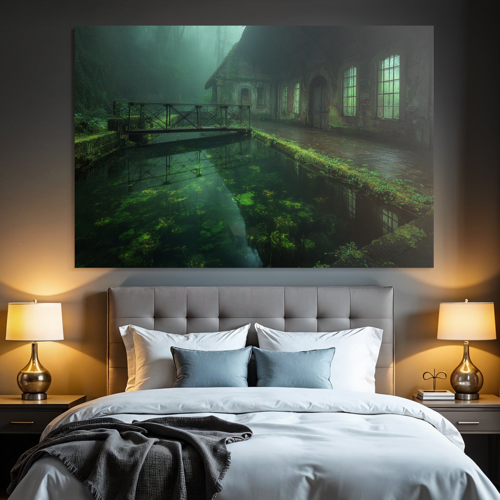 Verlassene Gebaeude Am Wasser Umgeben Von Grün Und Nebel | Lost Places | Architektur