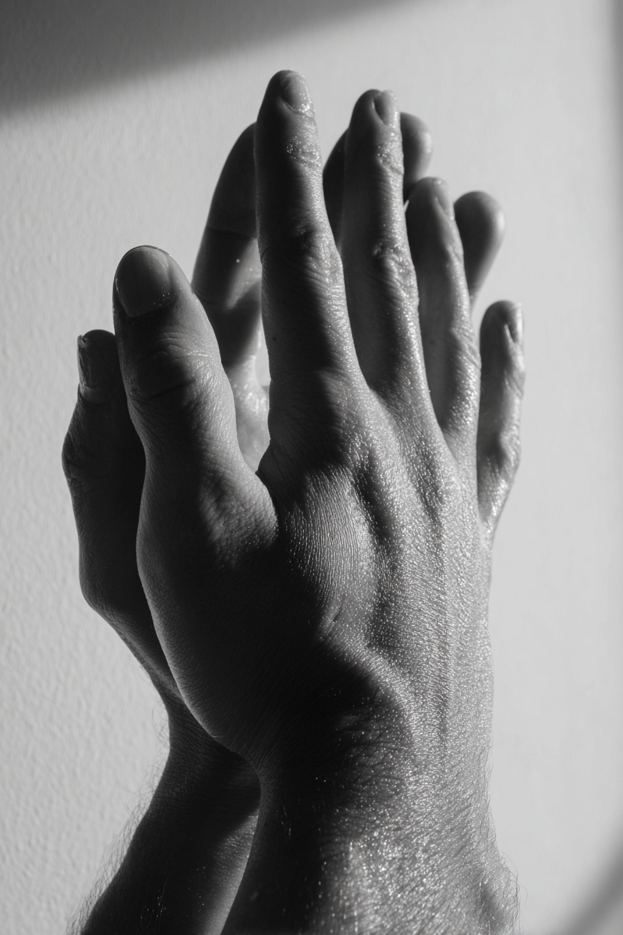 Hände Im Contrast Bw Licht Hintergrund Texturen Und Formen | Haende und Gestik | Menschen und Emotionen