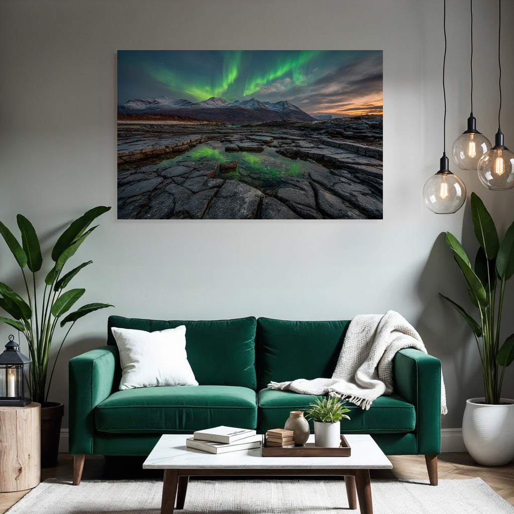Polarlicht Nordlichter Über Felsen Mit Reflexion Im Wasser Und Schneebedeckten Bergen | Fjorde und Gletscher | Landschaften