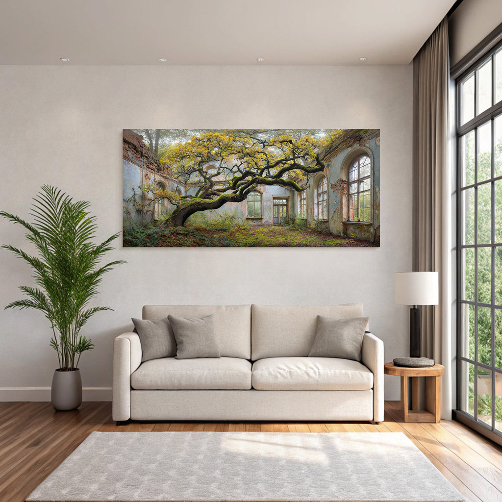 Verwilderter Raum Mit Baum Und Verfallenen Wänden | Lost Places | Architektur