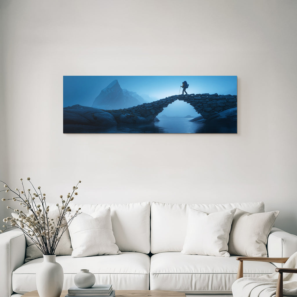 Polarlicht Mistige Landlandschaft Mit Steinbogenbrücke Und Wässer Hiker Im Nebel | Fjorde und Gletscher | Landschaften