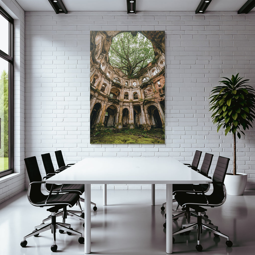 Verlassene Gebaeude Und Baum Wachsend Durch Mitte Ornamentale Elemente | Lost Places | Architektur