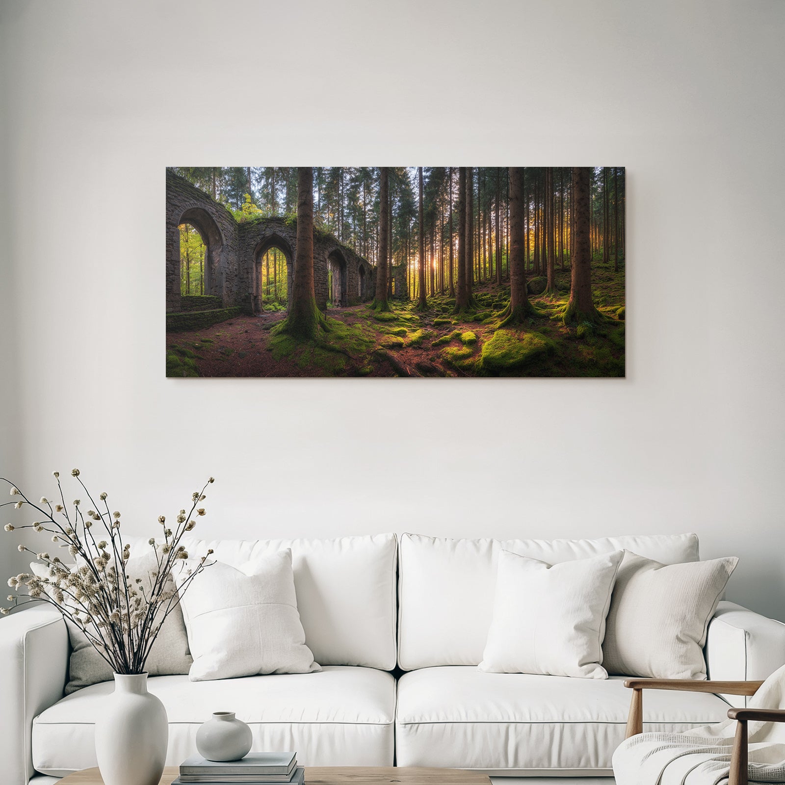 Verlassene Steinstruktur Im Wald Mit Moos Und Sonnenstrahlen | Lost Places | Architektur