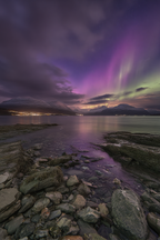 Polarlicht Nordlichter Über Dem Gewässer Gebirgen Im Hintergrund Nachtaufnahme | Fjorde und Gletscher | Landschaften