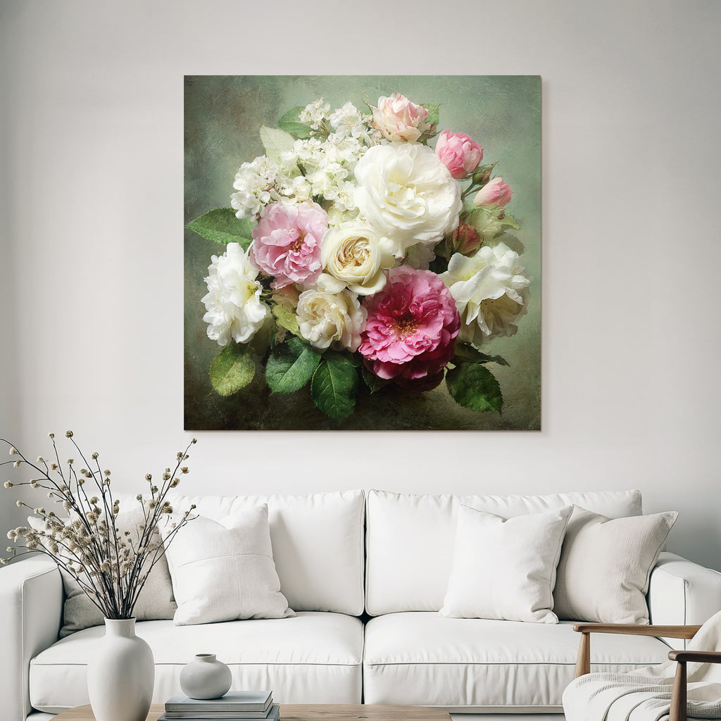 Schönes Arrangement Mit Rosen In Weiss Rosa Und Creme Kleine Weisse Und Grüne Blätter
