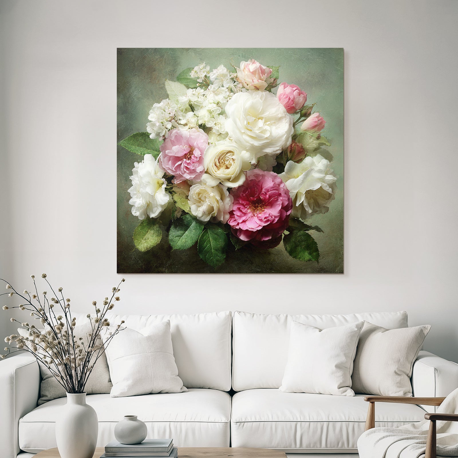 Schönes Arrangement Mit Rosen In Weiss Rosa Und Creme Kleine Weisse Und Grüne Blätter