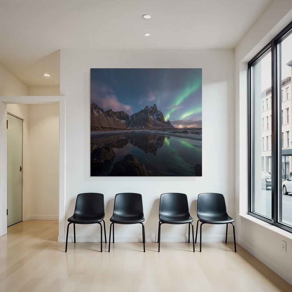 Polarlicht Atemberaubende Naturlandschaft Mit Bergen Und Nordlichtern Reflektion Im Wasser | Fjorde und Gletscher | Landschaften