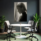 Monochrome Portrait Mit Sheer Stoff Introspektiv Lichtspiel | Aktkunst und Sinnlichkeit | Menschen und Emotionen