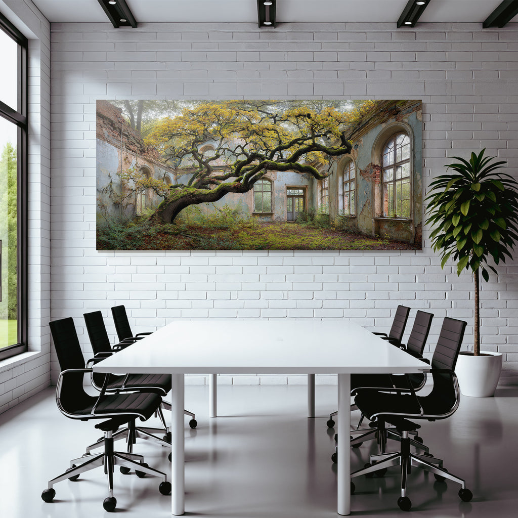 Verwilderter Raum Mit Baum Und Verfallenen Wänden | Lost Places | Architektur