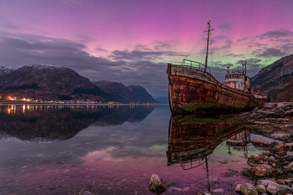 Polarlicht Rustiger Schiffswrack Am Ufer Mit Aurora Borealis | Fjorde und Gletscher | Landschaften