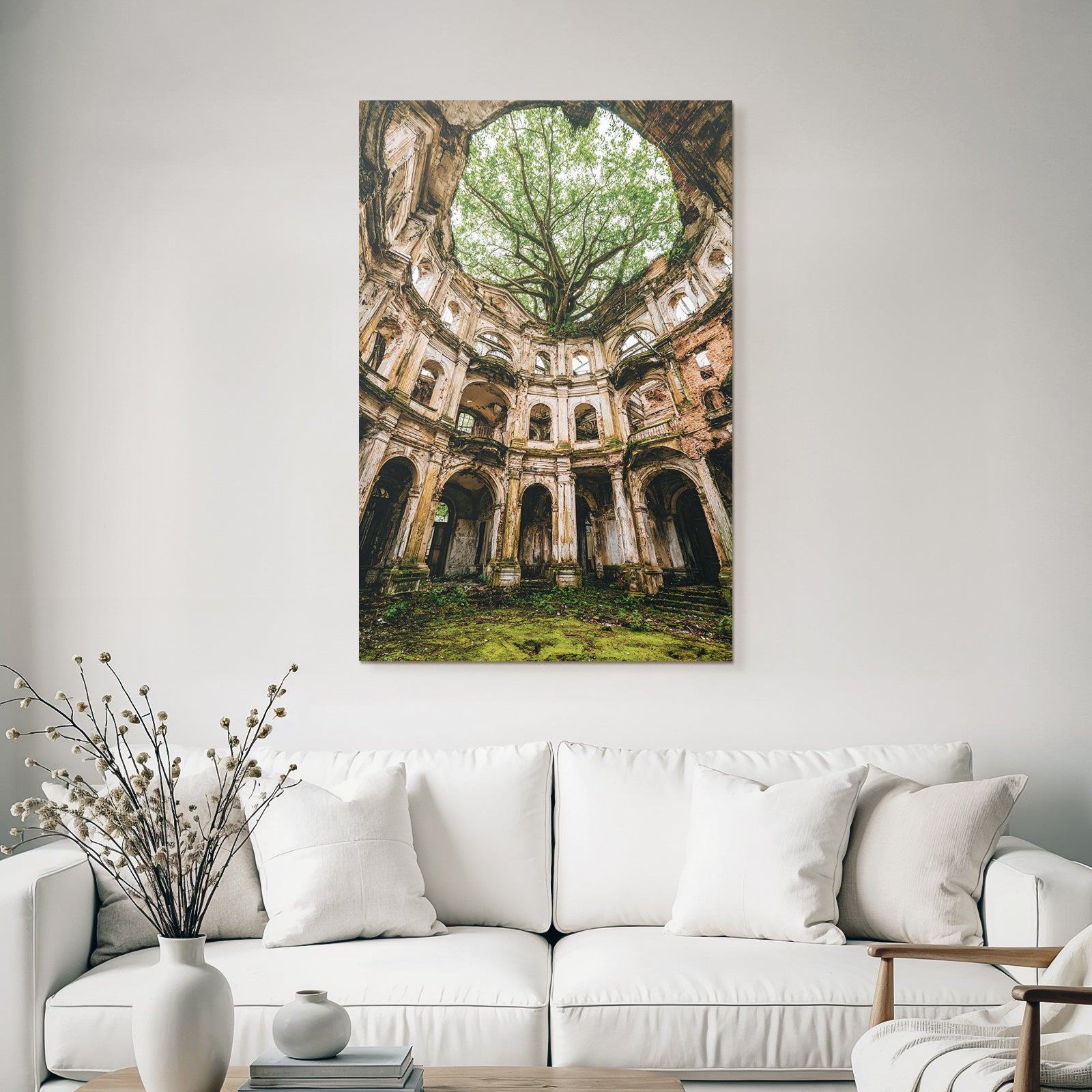 Verlassene Gebaeude Und Baum Wachsend Durch Mitte Ornamentale Elemente | Lost Places | Architektur