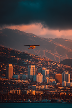 Lebendige Stadtlandschaft Im Sonnenuntergang Coastal City Mit Seaplane | Flugzeuge | Mobilitaet und Technik