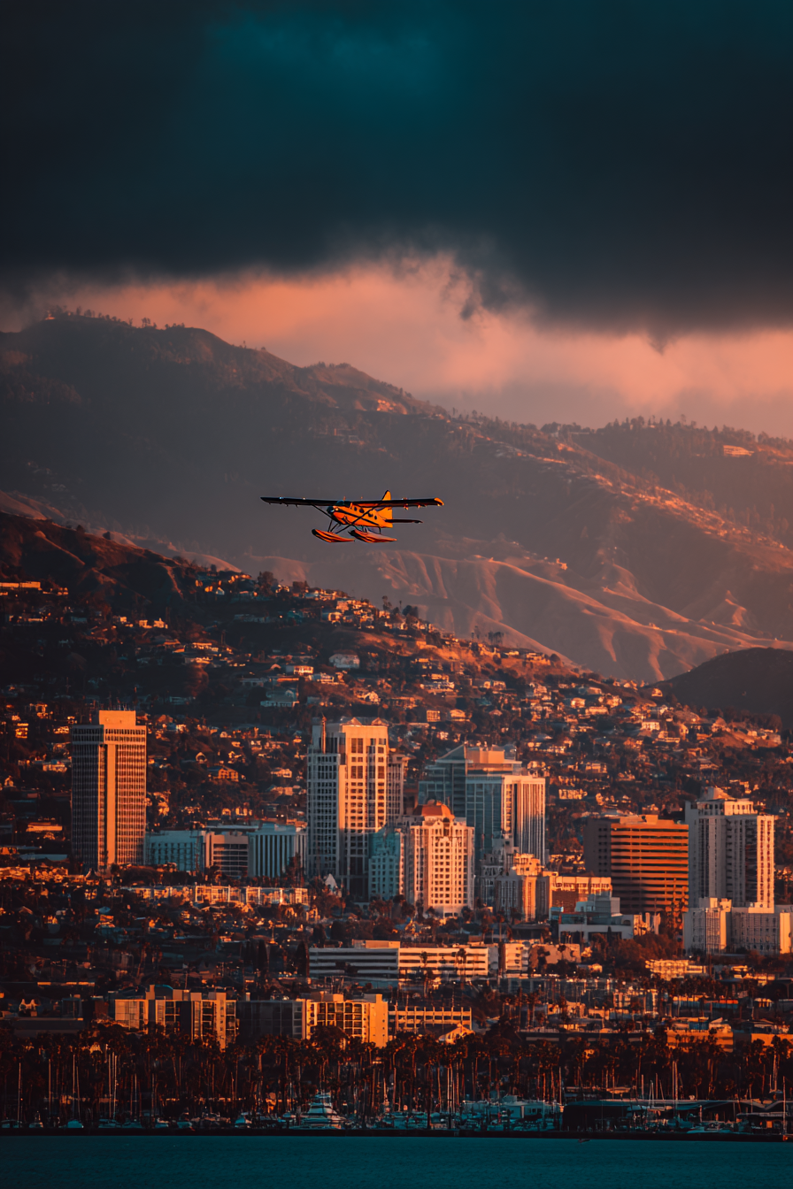 Lebendige Stadtlandschaft Im Sonnenuntergang Coastal City Mit Seaplane | Flugzeuge | Mobilitaet und Technik