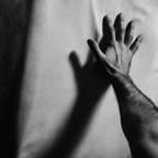 Hand Die Auf Eine Oberfläche Zuführt Schatten Schwarz Und Weiss | Haende und Gestik | Menschen und Emotionen