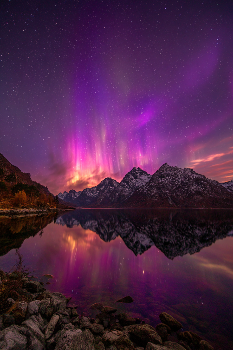 Polarlicht Nordlichter Bei Schneebedeckten Bergen Am Wasser | Fjorde und Gletscher | Landschaften