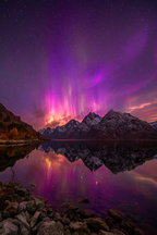 Polarlicht Nordlichter Bei Schneebedeckten Bergen Am Wasser | Fjorde und Gletscher | Landschaften