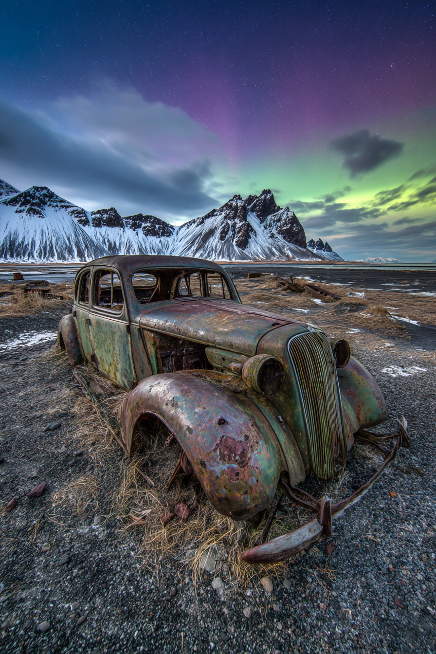 Polarlicht Rustiger Vintage Auto In Rugged Landschaft Mit Aurora Borealis | Fjorde und Gletscher | Landschaften