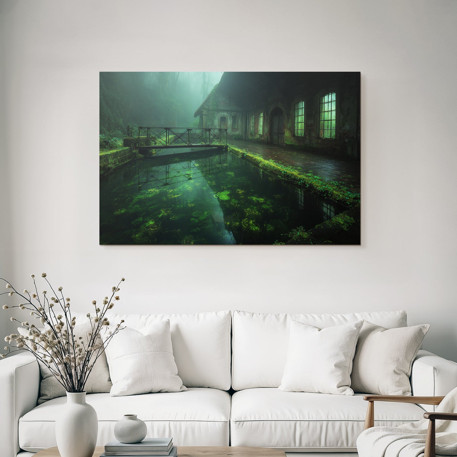 Verlassene Gebaeude Am Wasser Umgeben Von Grün Und Nebel | Lost Places | Architektur