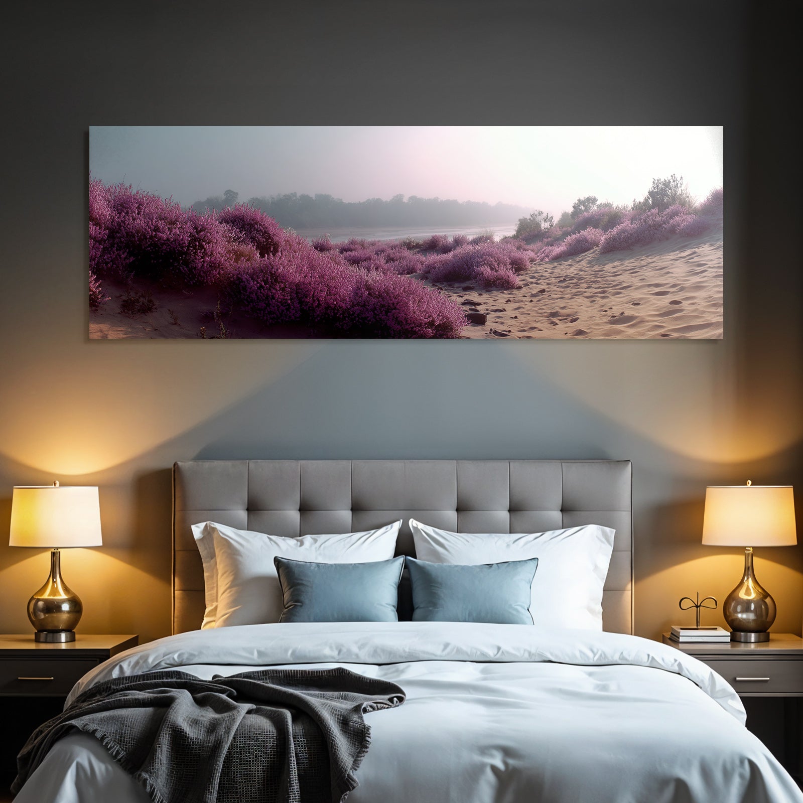 Tranquile Landschaft Mit Lila Blumen Nebeliger Hintergrund | Duenen und Heide | Landschaften