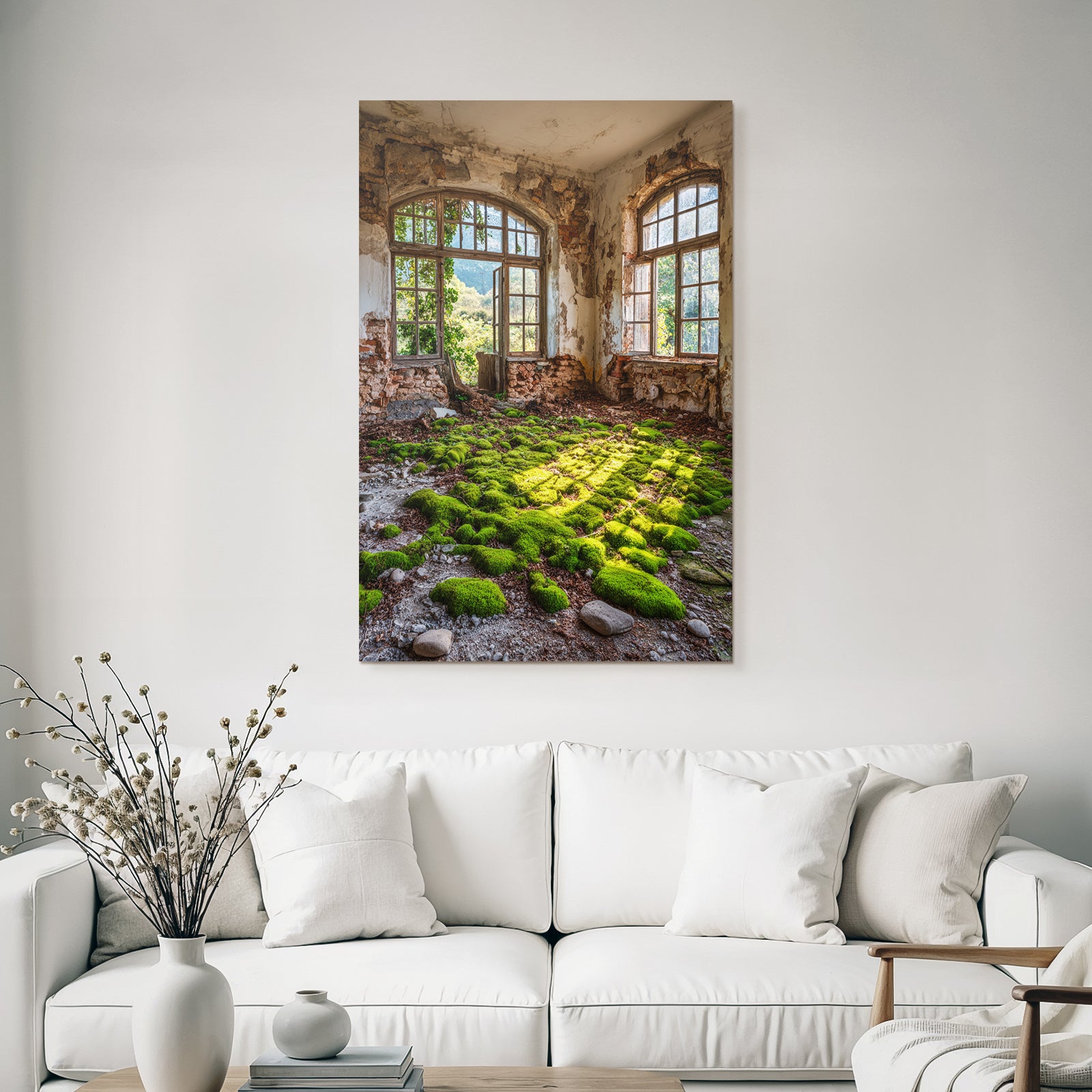 Verlassener Raum Mit Moos Und Zerfallenen Wänden | Lost Places | Architektur