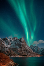 Polarlicht Schneebedeckte Berge Unter Aurora Borealis Nachtlandschaft | Fjorde und Gletscher | Landschaften