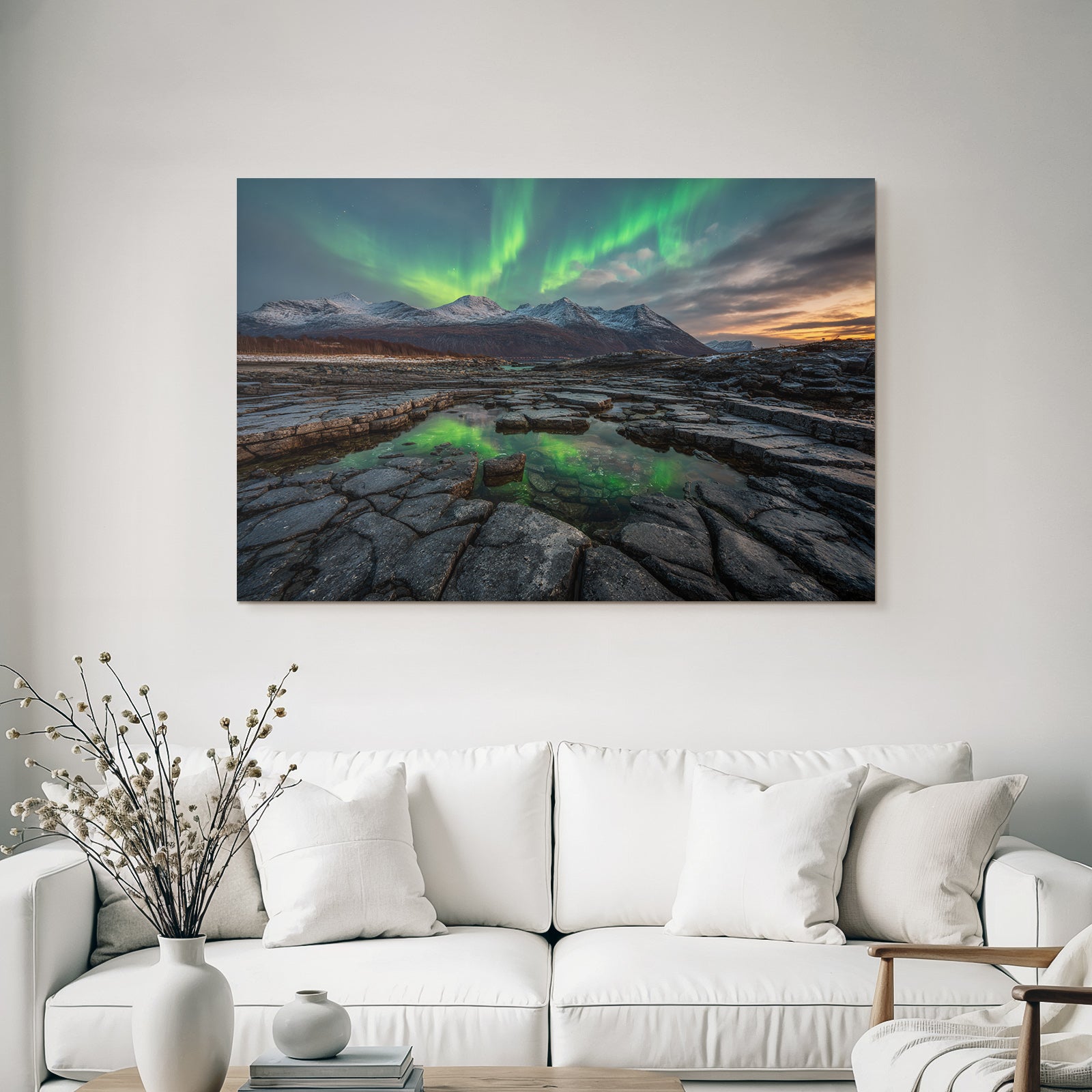 Polarlicht Nordlichter Über Felsen Mit Reflexion Im Wasser Und Schneebedeckten Bergen | Fjorde und Gletscher | Landschaften