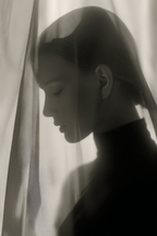 Monochrome Portrait Mit Sheer Stoff Introspektiv Lichtspiel | Aktkunst und Sinnlichkeit | Menschen und Emotionen