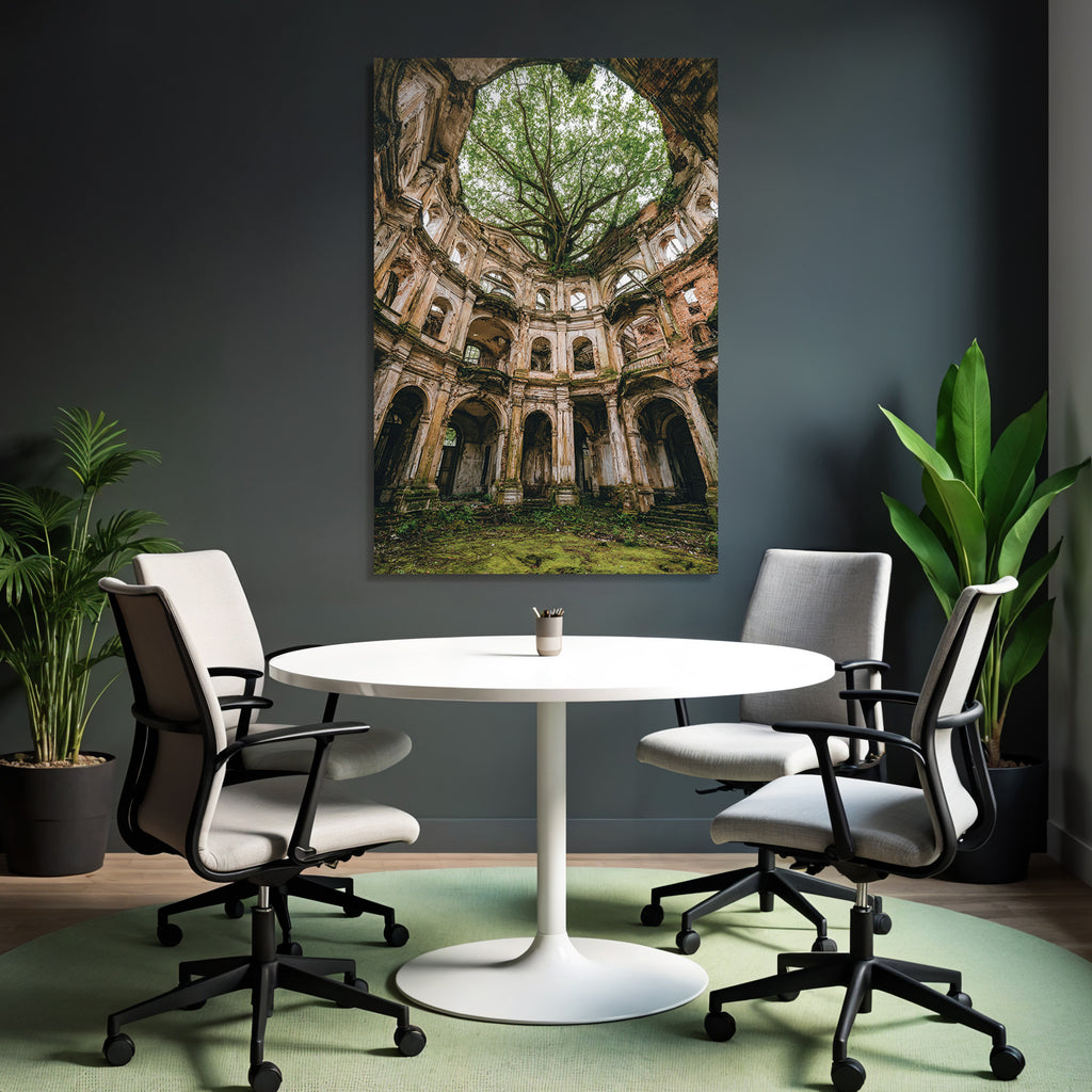 Verlassene Gebaeude Und Baum Wachsend Durch Mitte Ornamentale Elemente | Lost Places | Architektur