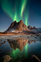 Polarlicht Naturlandschaft Mit Aurora Borealis Und Gebirgen | Fjorde und Gletscher | Landschaften