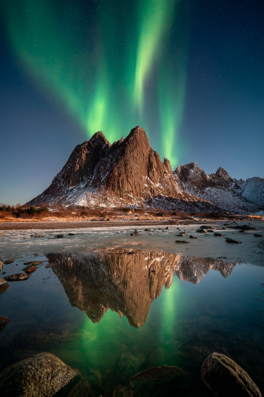 Polarlicht Naturlandschaft Mit Aurora Borealis Und Gebirgen | Fjorde und Gletscher | Landschaften