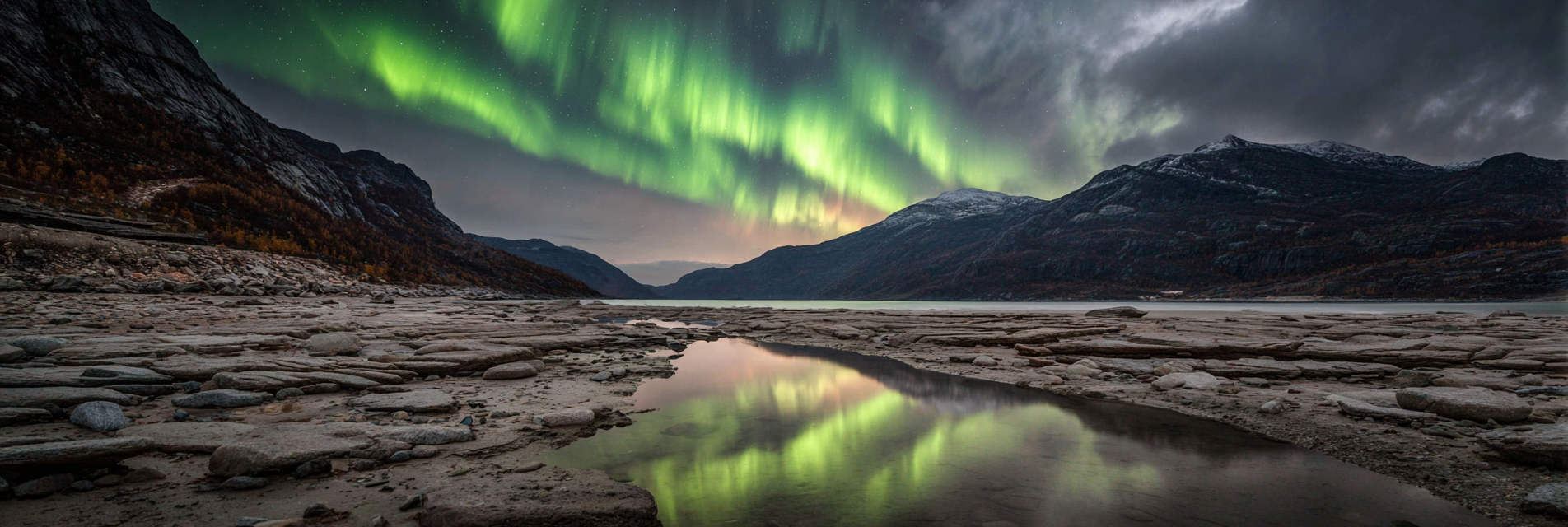 Polarlicht Aurora Borealis Bergend Spiegelung Natur Szene | Fjorde und Gletscher | Landschaften